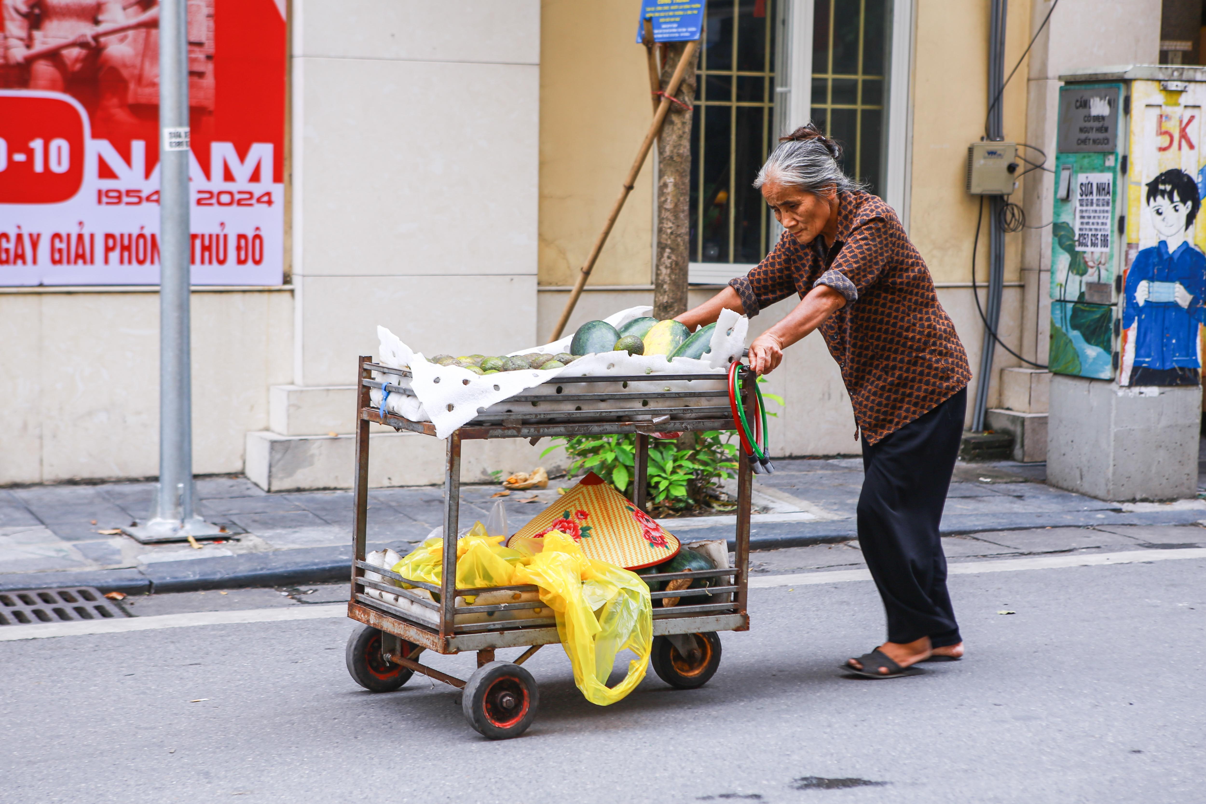 Những người già miệt mài mưu sinh giữa Thủ đô