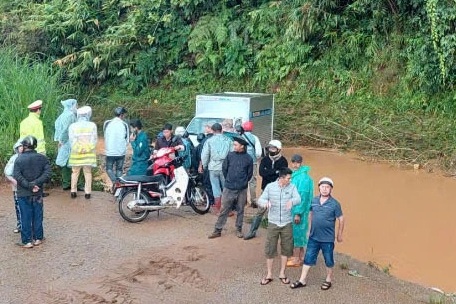 Tài xế bị nước lũ cuốn trôi khi lái ô tô qua suối ở Đà Lạt