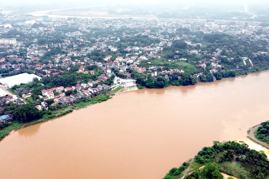 Lũ sông Hồng tại Yên Bái đạt đỉnh, nhiều tỉnh nguy cơ lũ quét