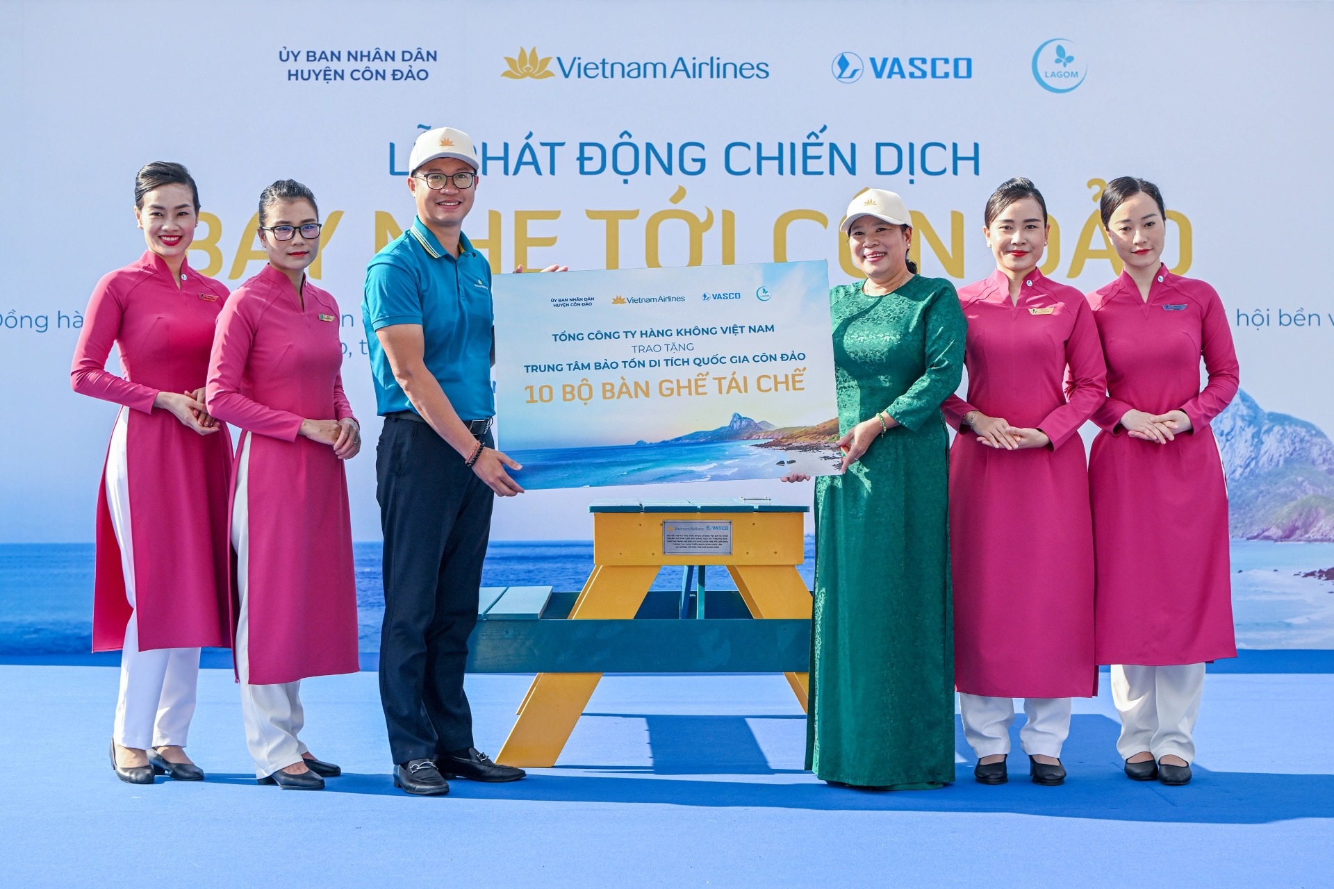 Vietnam Airlines tái chế rác thải nhựa tại Côn Đảo thành bàn ghế tặng huyện đảo