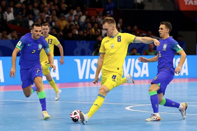 Ngược dòng thắng Ukraine, Brazil vất vả vào chung kết World Cup futsal