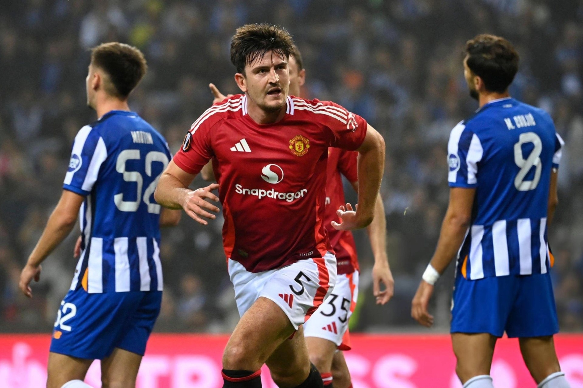 Fernandes bị đuổi, Maguire cứu Man Utd thoát thua trước Porto