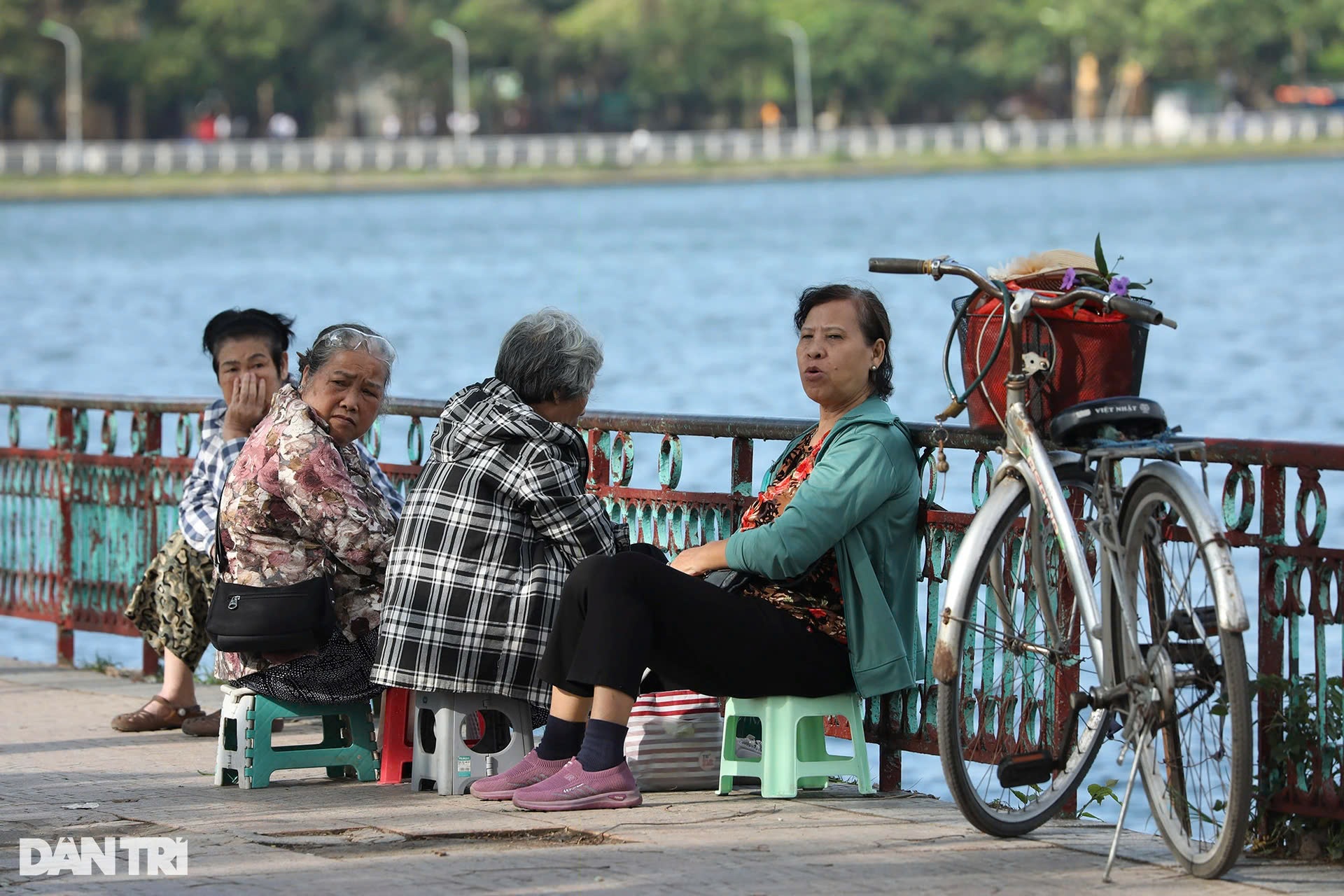 Hà Nội ngày nắng, đêm và sáng sớm trời lạnh