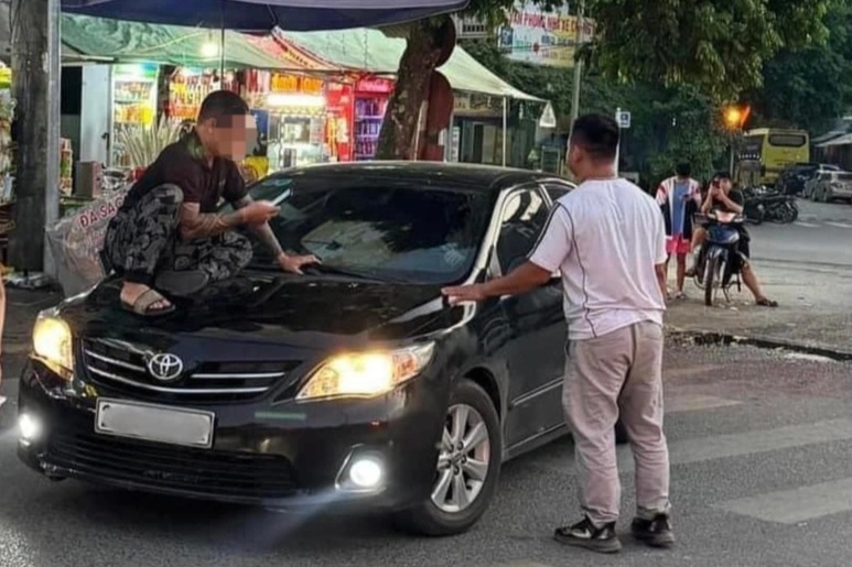 Người đàn ông nhảy lên nắp capo ô tô nghi bắt ghen vợ ngoại tình