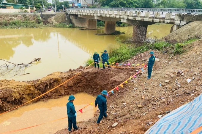 Phát hiện quả bom nặng nửa tấn khi thi công dự án kè chống sạt lở ở Hà Tĩnh