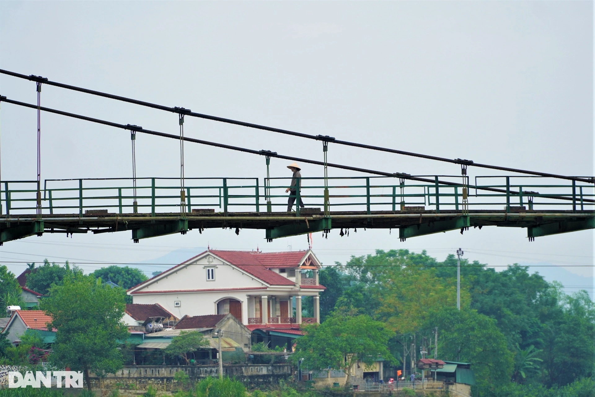 Cận cảnh cây cầu treo đã cấm tất cả ô tô vì "già yếu"