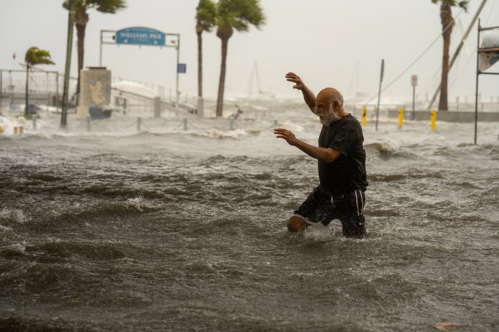 Bão quái vật đe dọa Florida