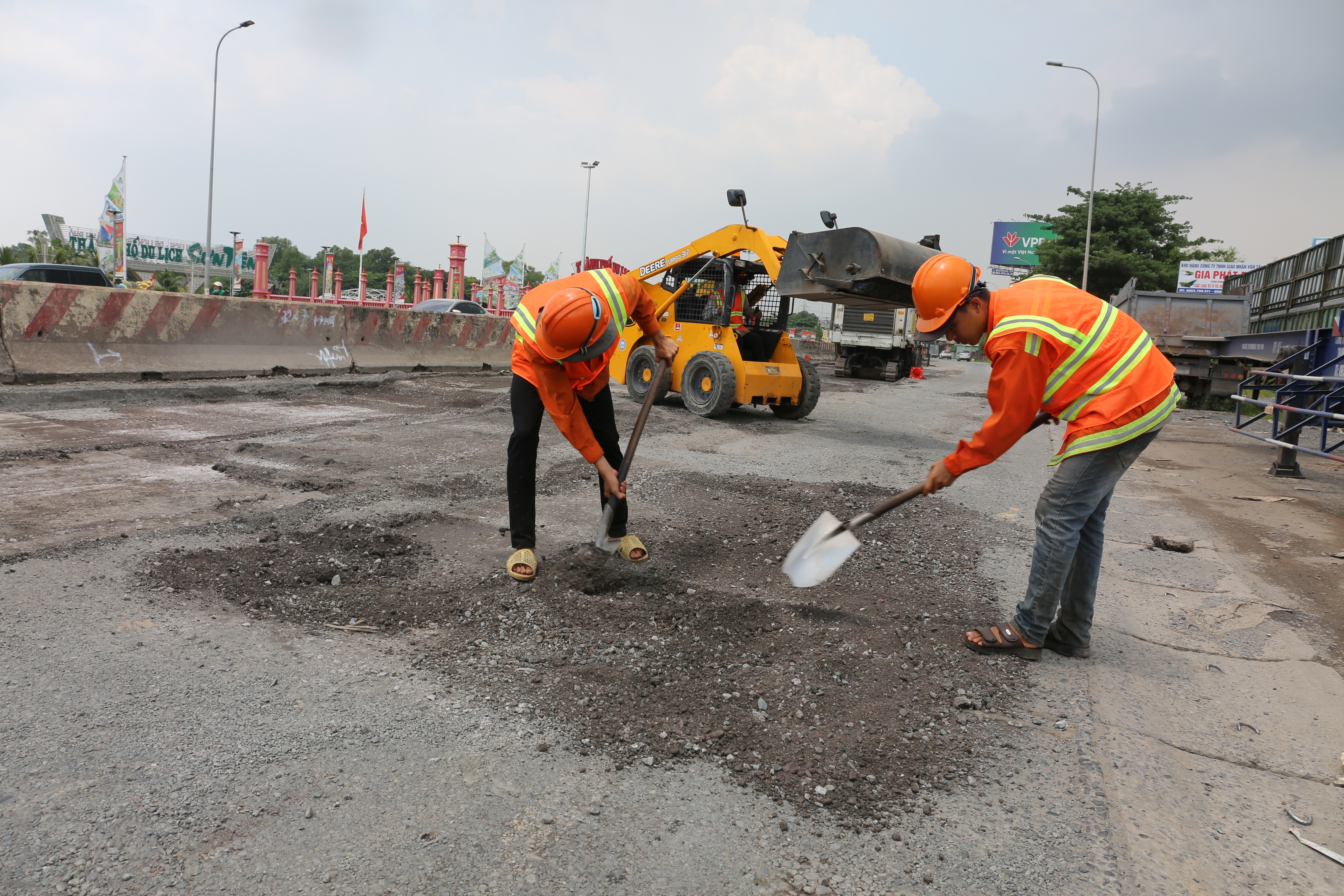 Đóng một làn quốc lộ 51 qua Đồng Nai để sửa chữa, dòng xe ùn tắc kéo dài