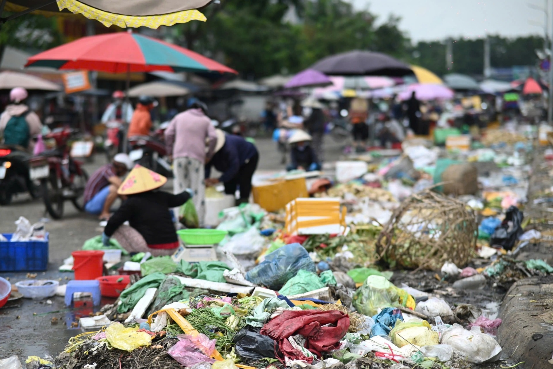 "Chợ tự phát" bủa vây chợ đầu mối ở TPHCM, giao thông hỗn loạn