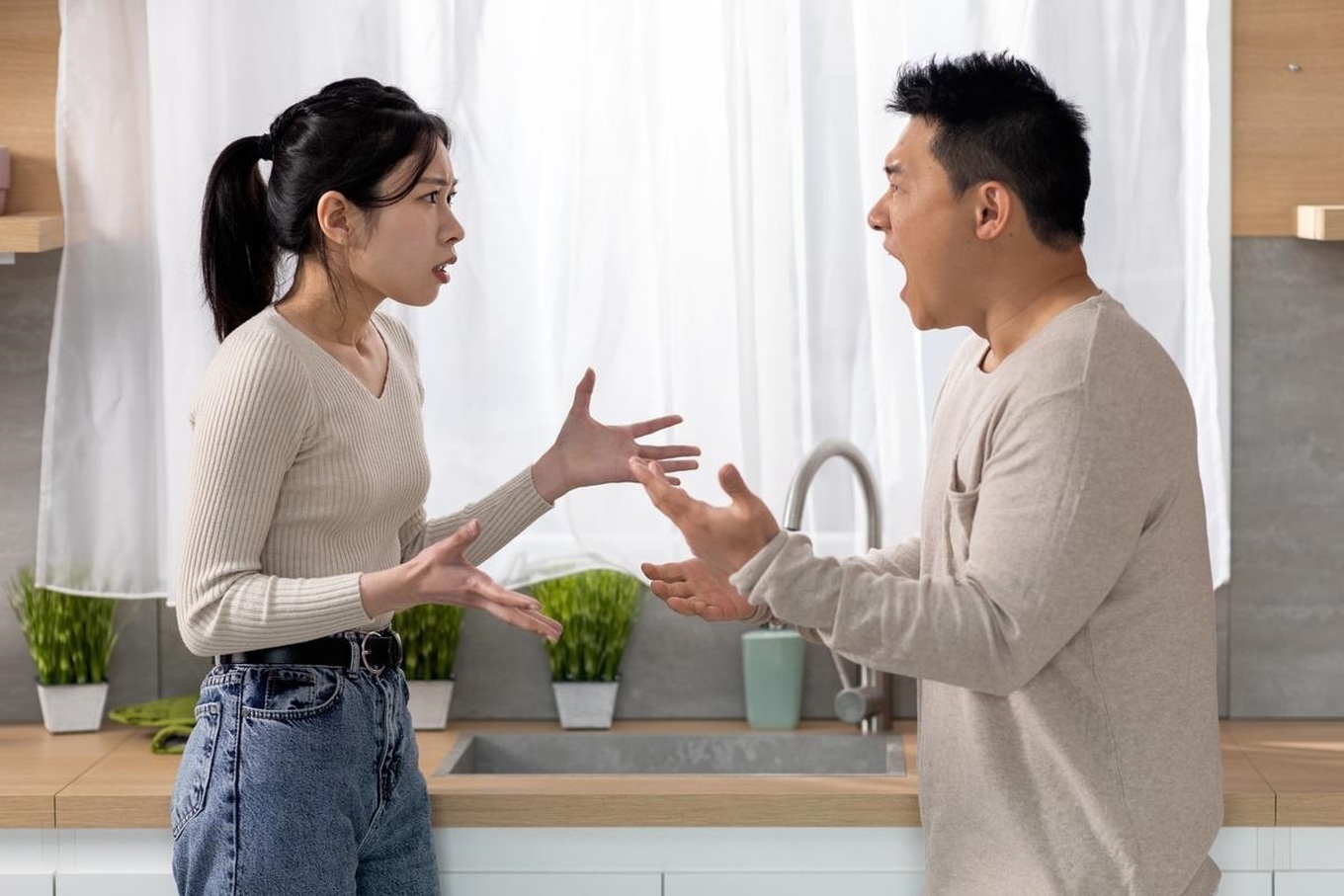 Sau khi tôi sinh con thứ 3, chồng vẫn thản nhiên làm điều này mỗi ngày