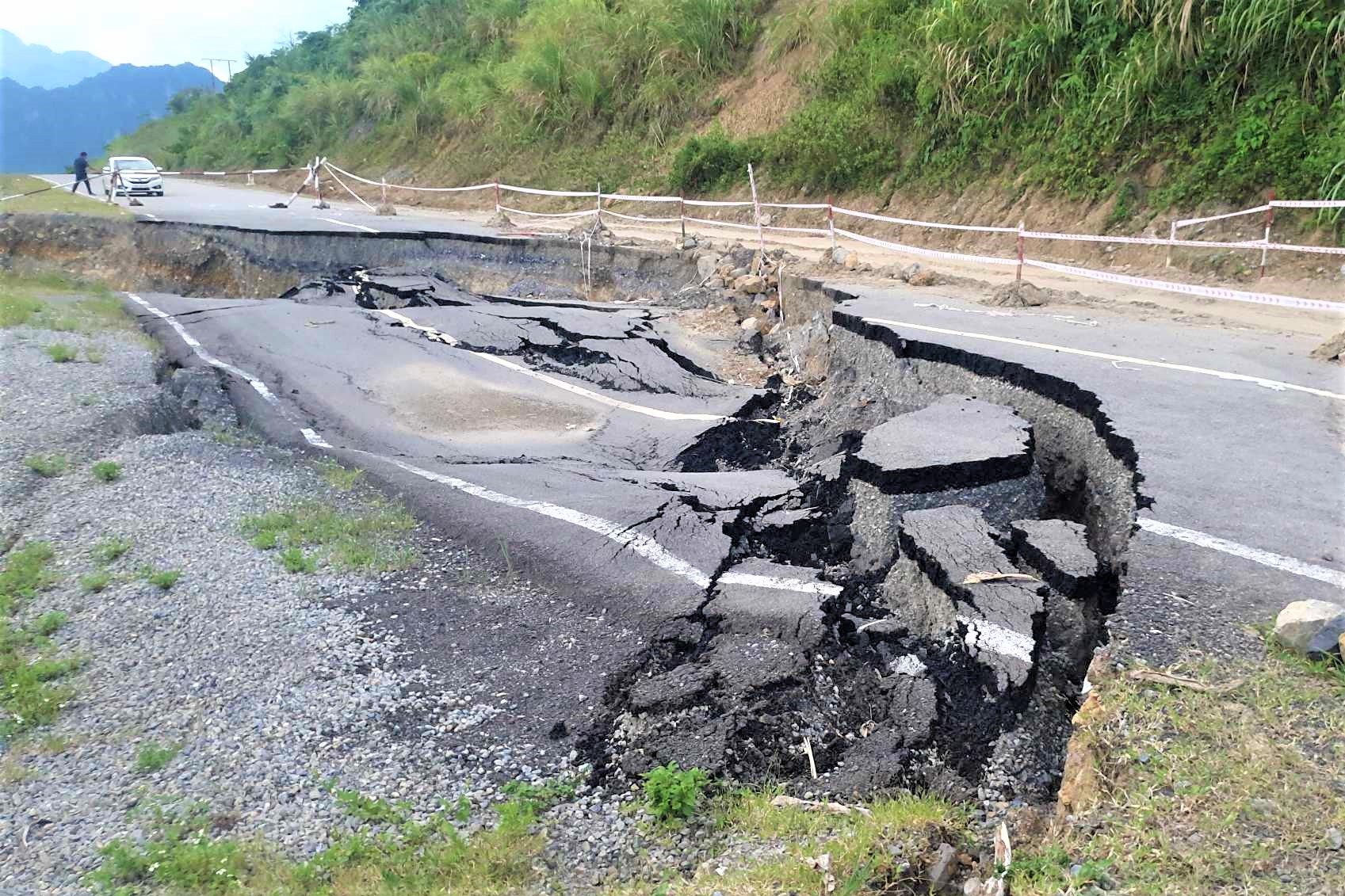 Hòa Bình: Đường nghìn tỷ vừa hết bảo hành bị sụt, nứt chưa được sửa chữa