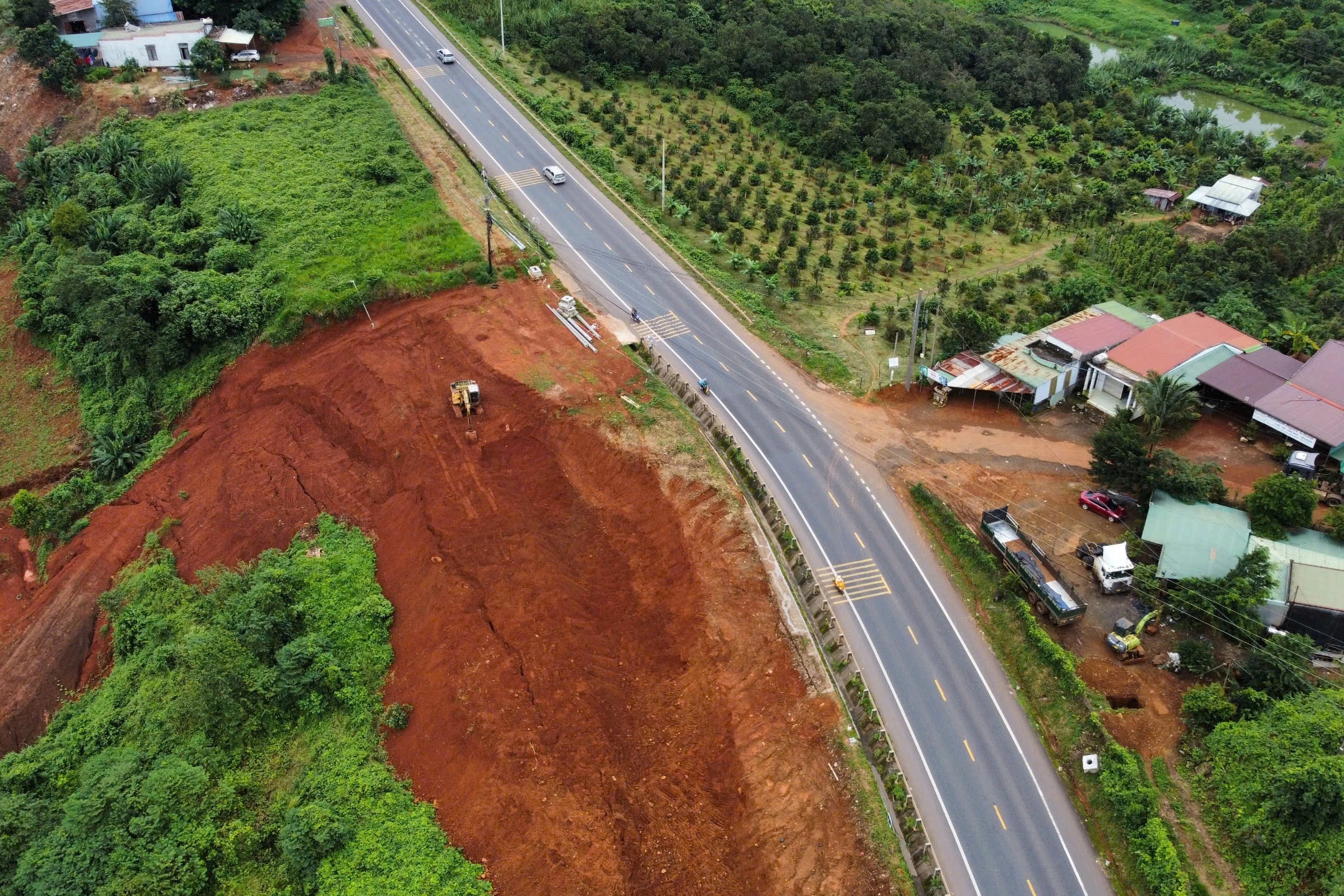 San lấp trái phép gây sạt trượt ven tuyến đường huyết mạch ở Đắk Nông