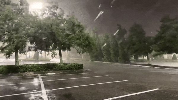 Bão Milton đổ bộ, Florida cảnh báo lũ quét nguy hiểm