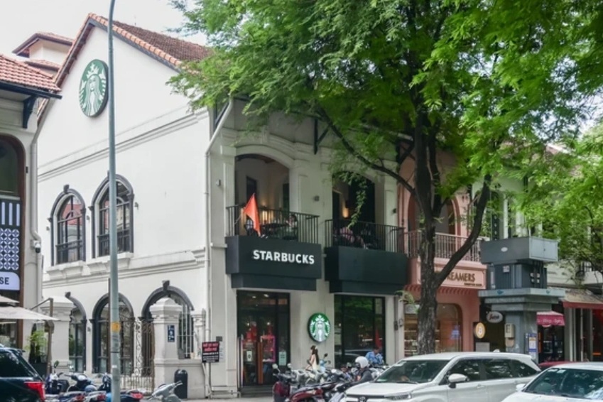 Thấy gì từ việc Starbucks, McDonald's... trả mặt bằng ở "đất vàng" TPHCM?