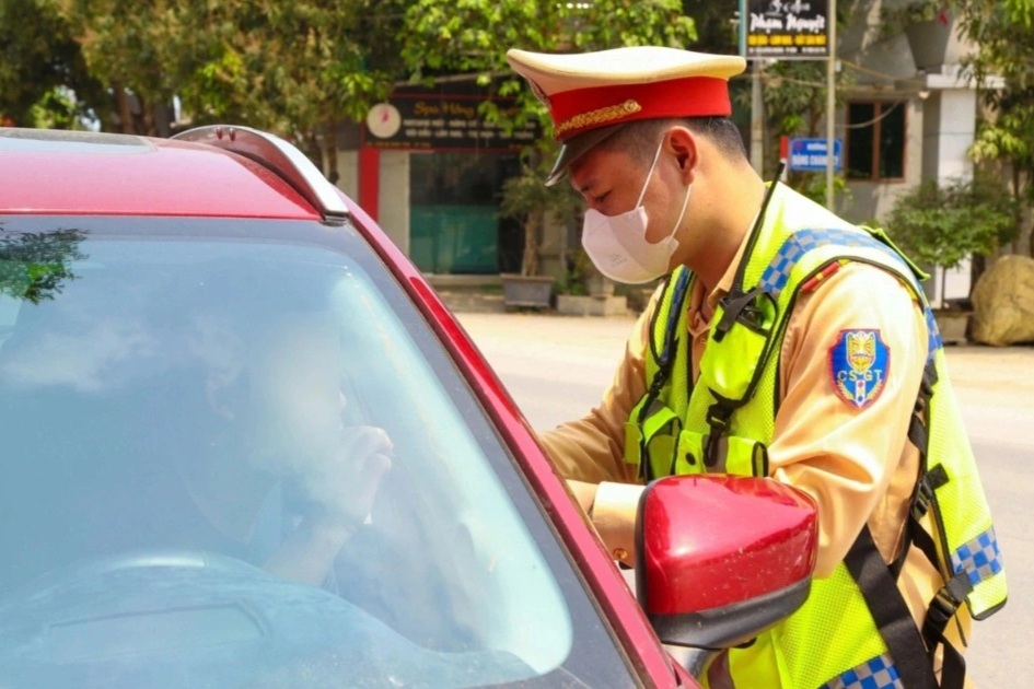 Chạy quá tốc độ, nam tài xế bị phát hiện vi phạm cả nồng độ cồn và ma túy