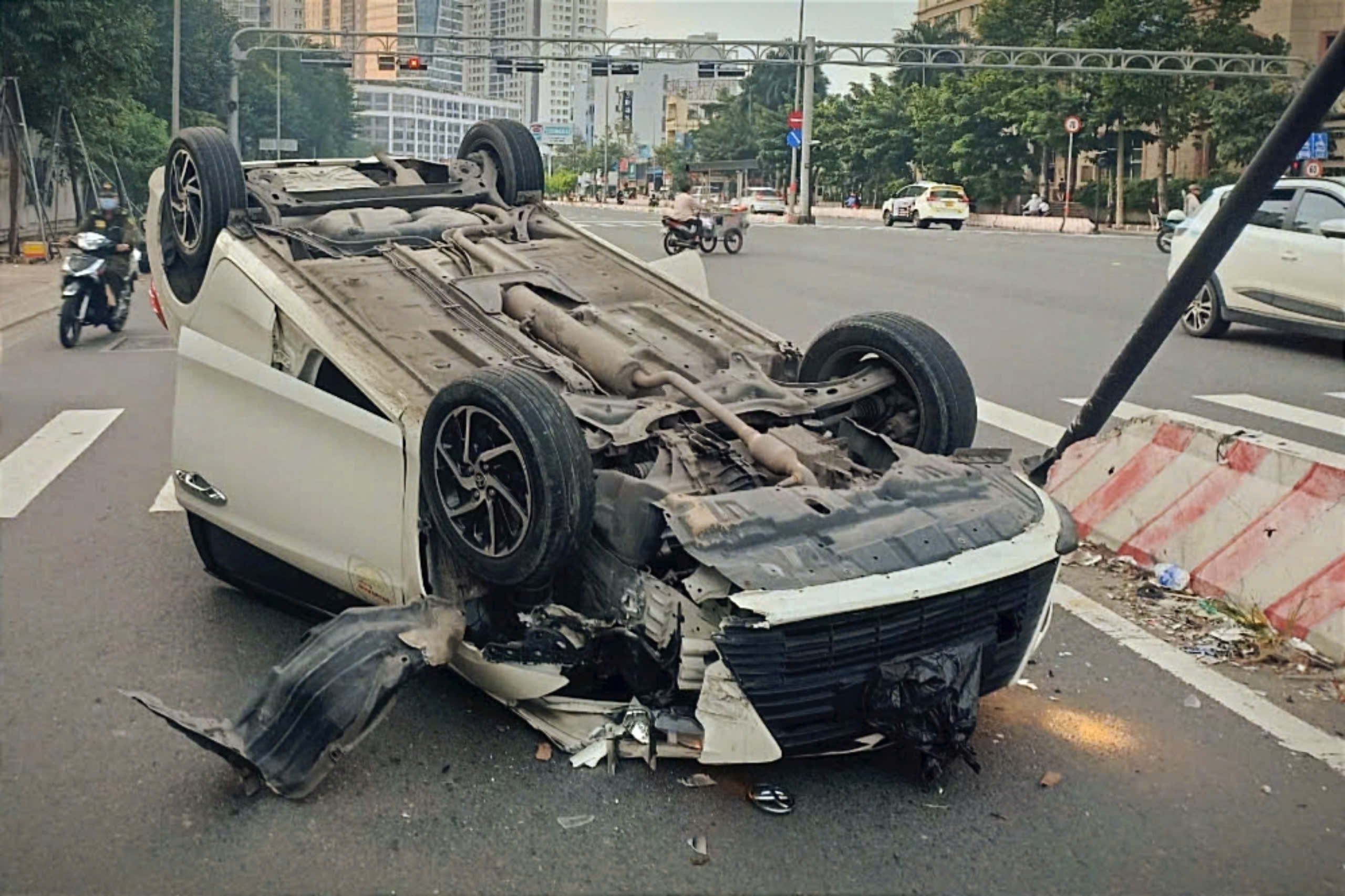 Ô tô tông dải phân cách lật ngửa giữa đường ở TPHCM, 3 người thoát chết