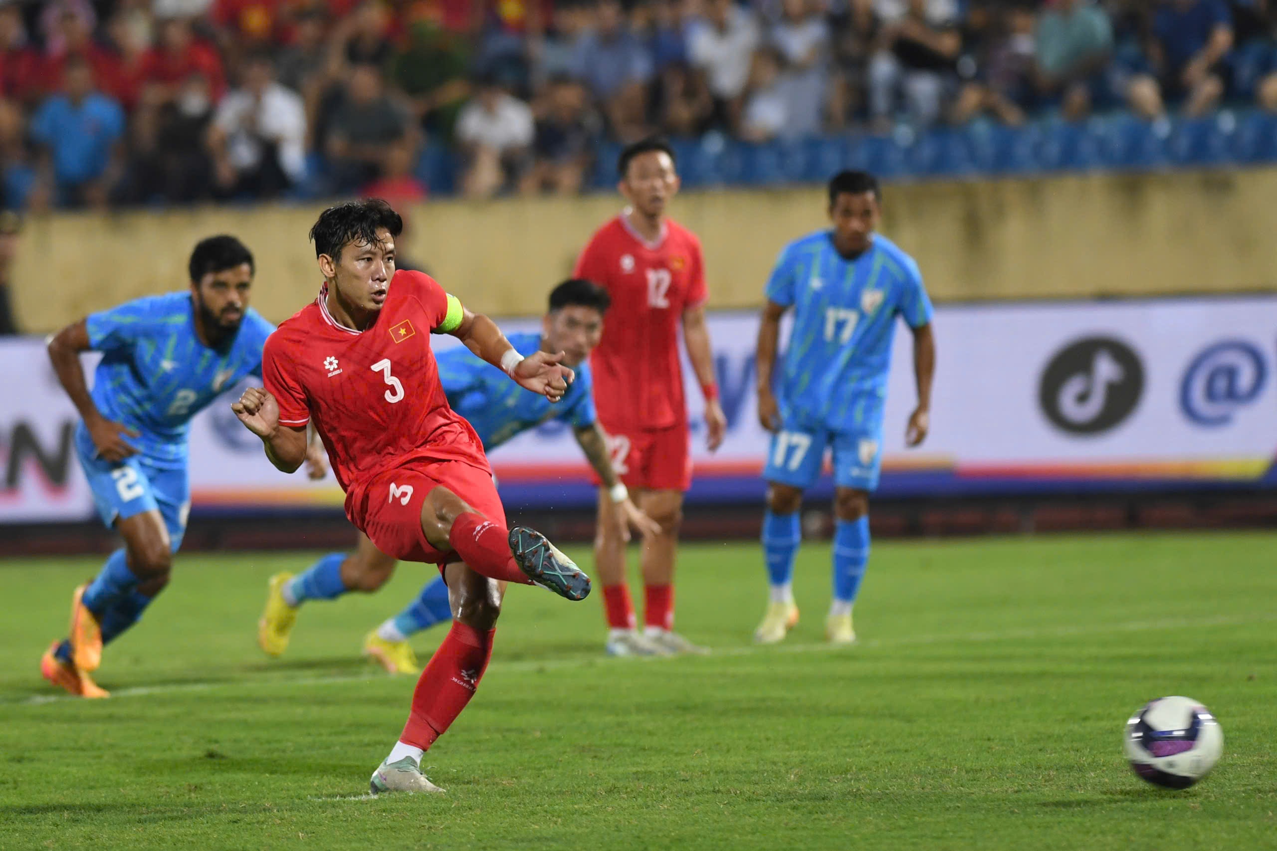 Đội tuyển Việt Nam 0-0 Ấn Độ (hiệp 1): Quế Ngọc Hải đá hỏng phạt đền