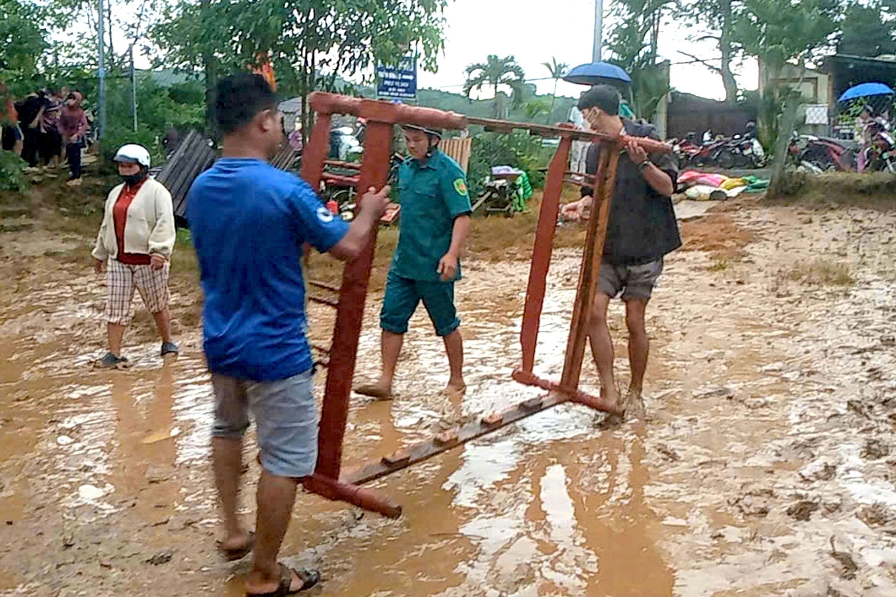 Lũ đổ về cuốn trôi nhiều tài sản của người dân ở Lâm Đồng