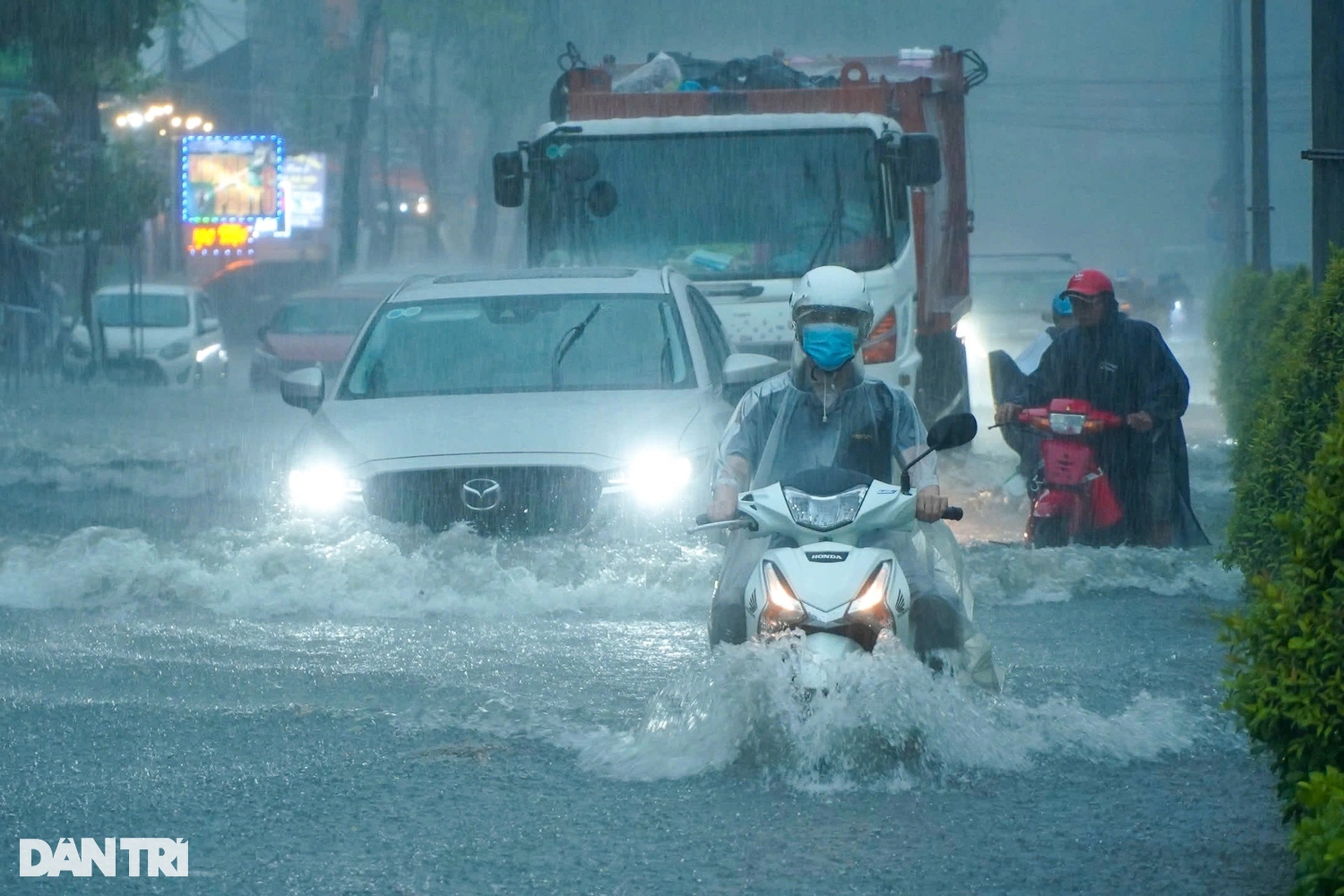 Cần Thơ ngập, tắc nhiều tuyến đường sau trận mưa lớn kéo dài