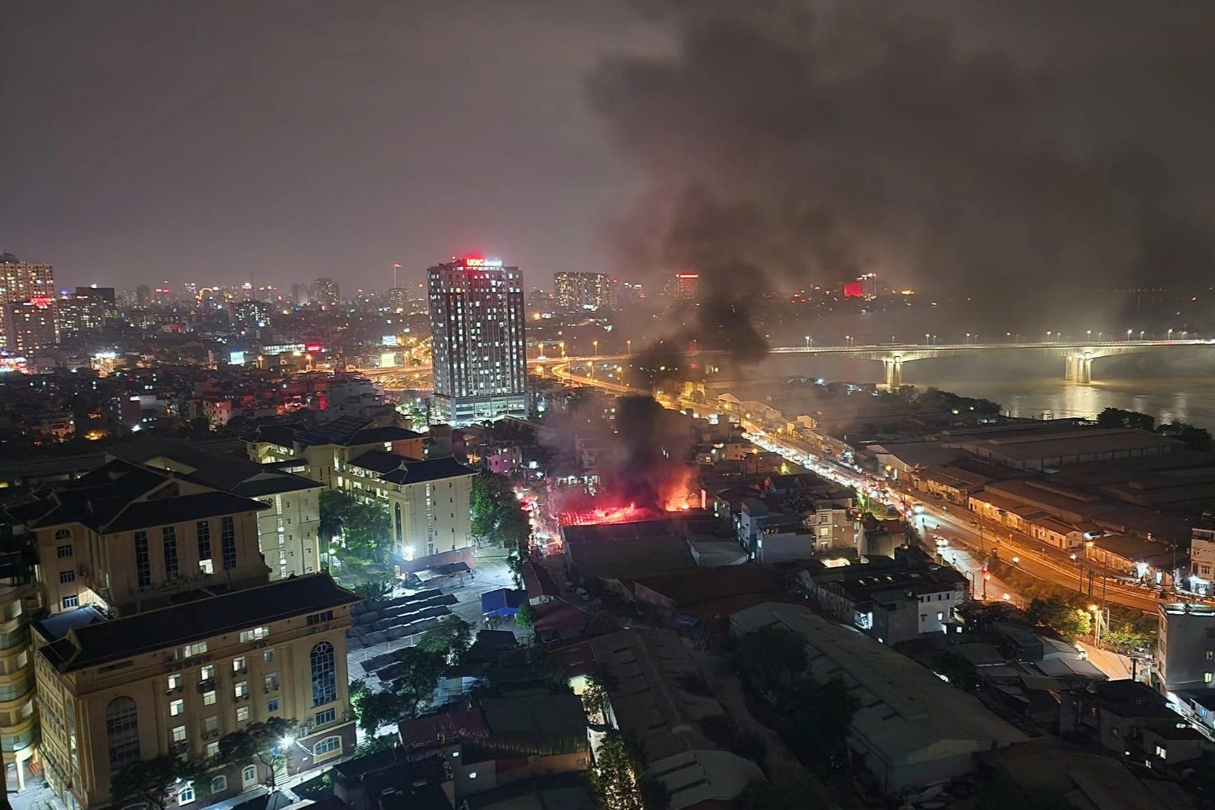 Cháy kho hàng gần trường đại học ở Hà Nội