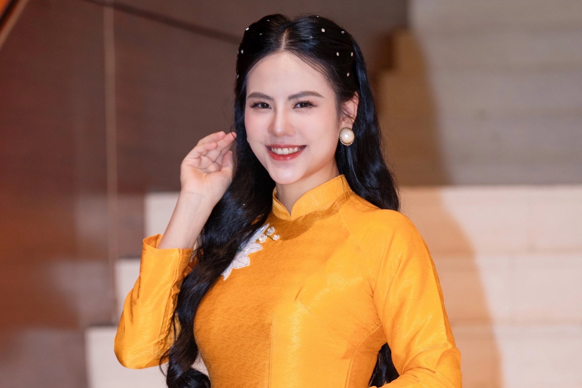 Nữ MC xinh đẹp, gây ấn tượng khi dẫn show tứ tấu Bond mặc áo dài ở Hà Nội