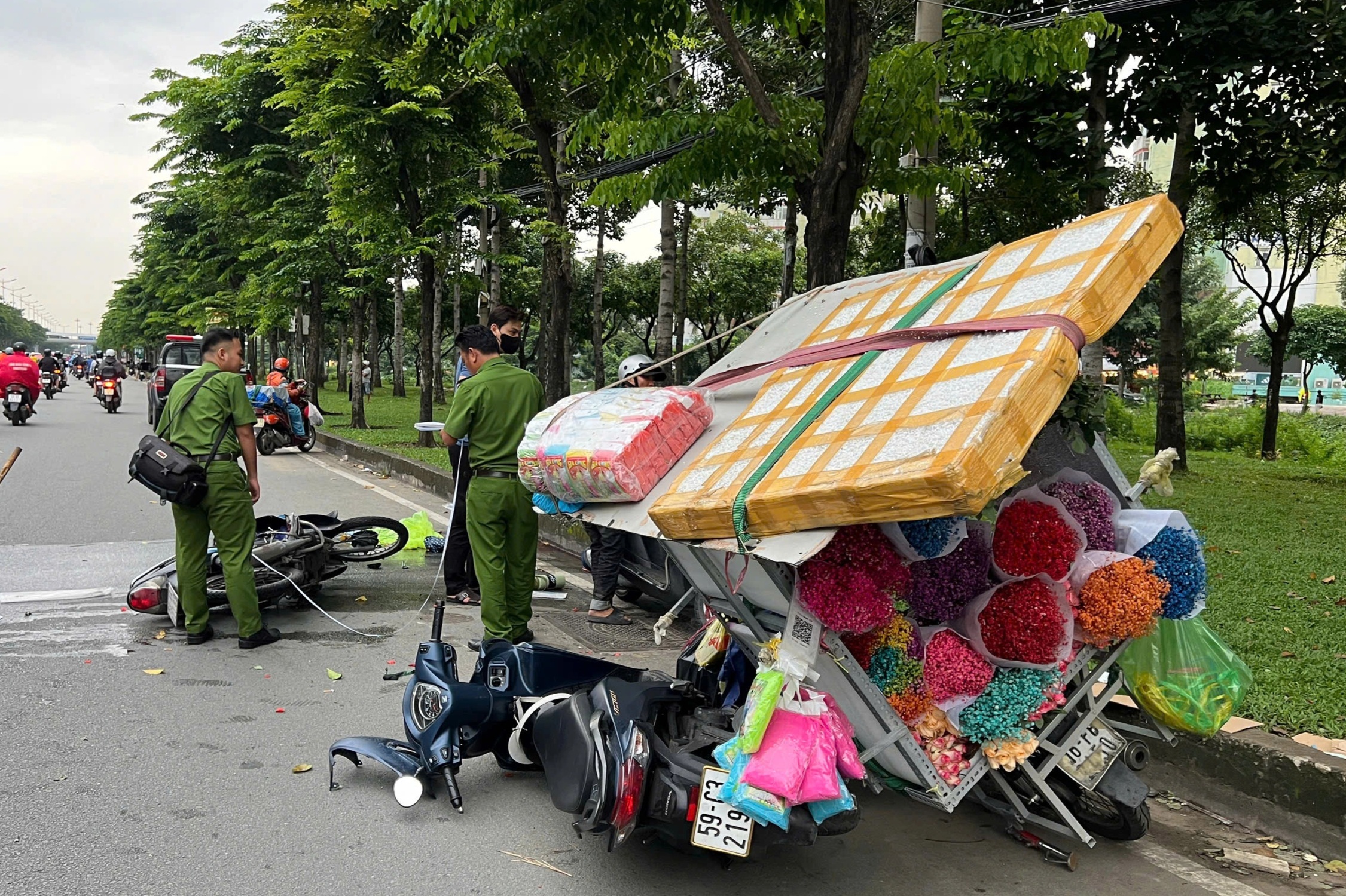 Đứng bán hoa bên đường, người phụ nữ bị xe máy tông tử vong ở TPHCM