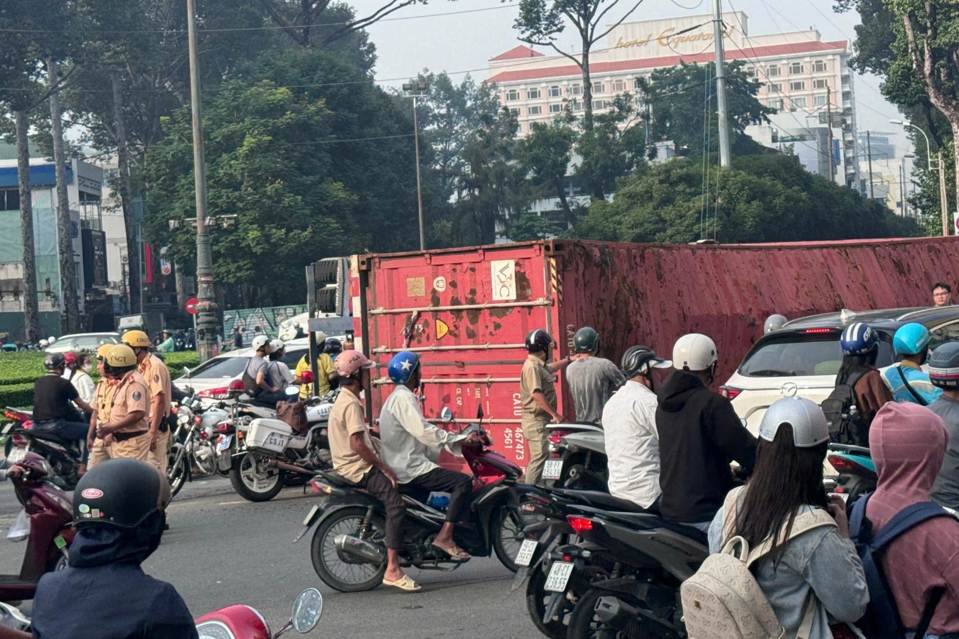 Xe đầu kéo container lật ngang tại vòng xoay trung tâm TPHCM