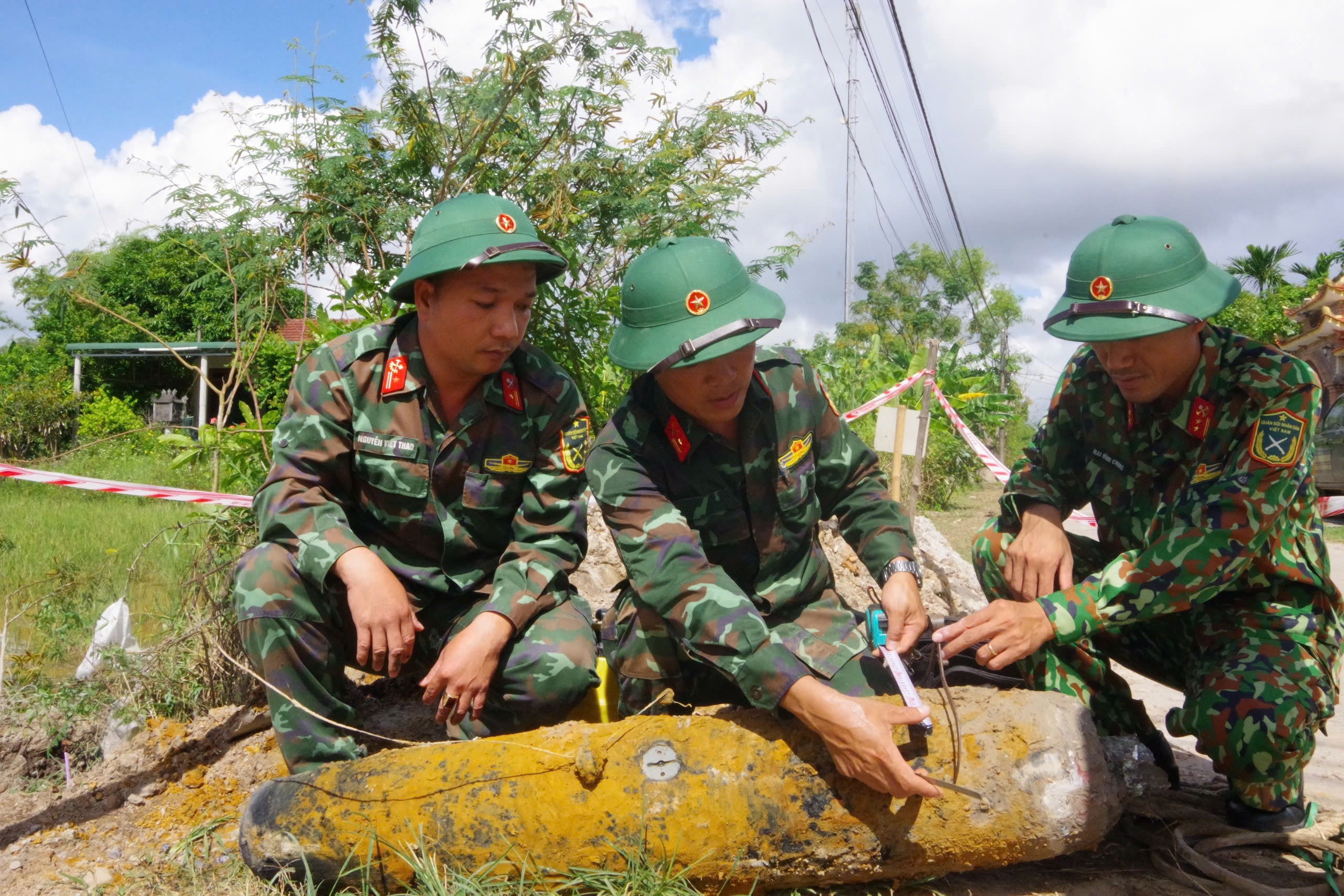 Quả bom nặng hơn một tạ phát lộ trong khu đông dân cư