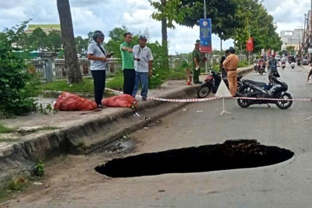 Xuất hiện "hố tử thần" sâu 2m gần chợ Sóc Trăng