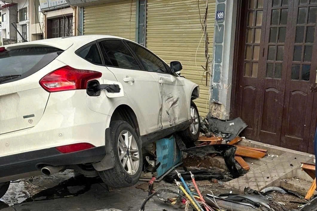 Ô tô tạt đầu gây tai nạn liên hoàn, 4 người nhập viện