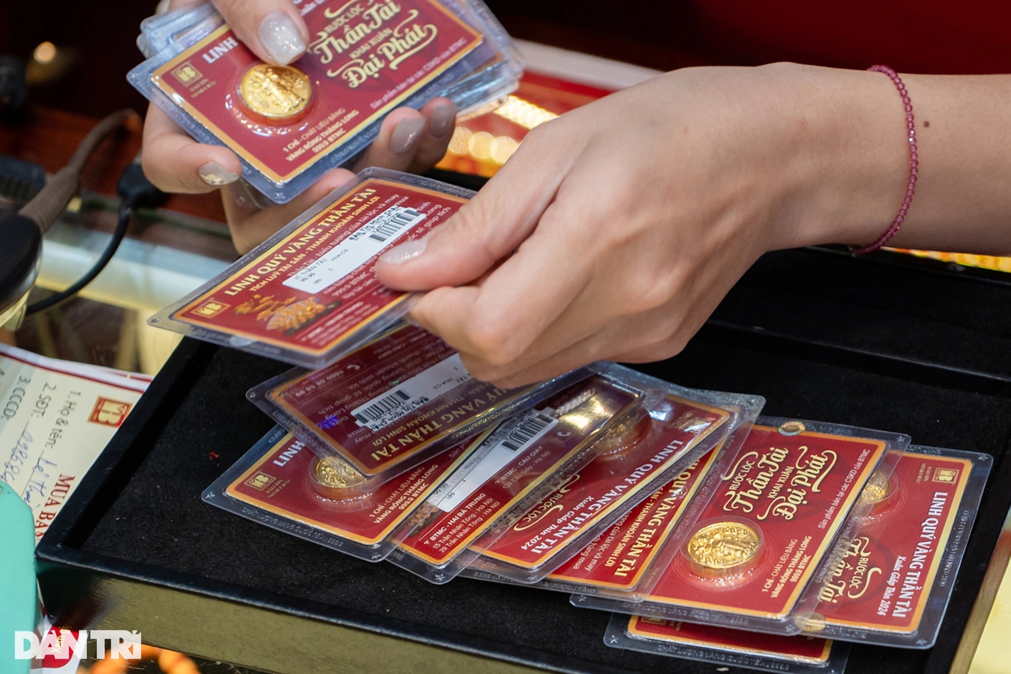 Giá vàng thế giới bất ngờ rơi thẳng đứng, “bốc hơi” hàng trăm USD