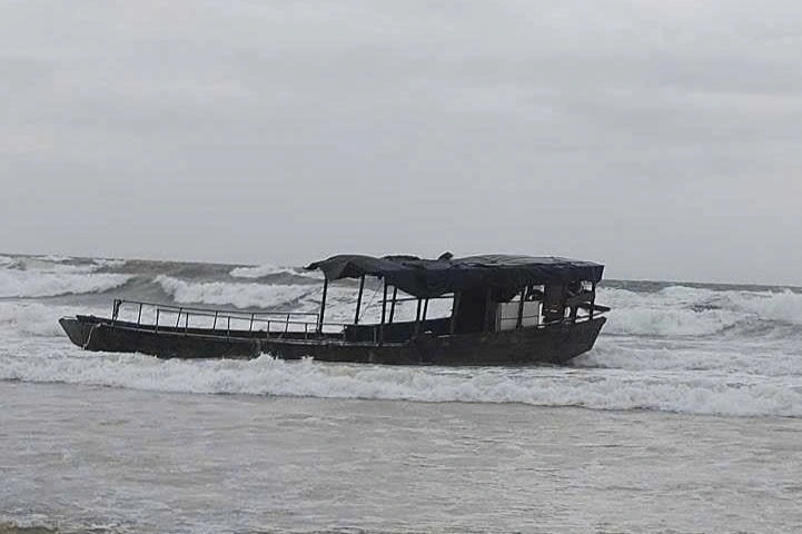 "Tàu ma" trôi dạt vào bờ biển Quảng Trị