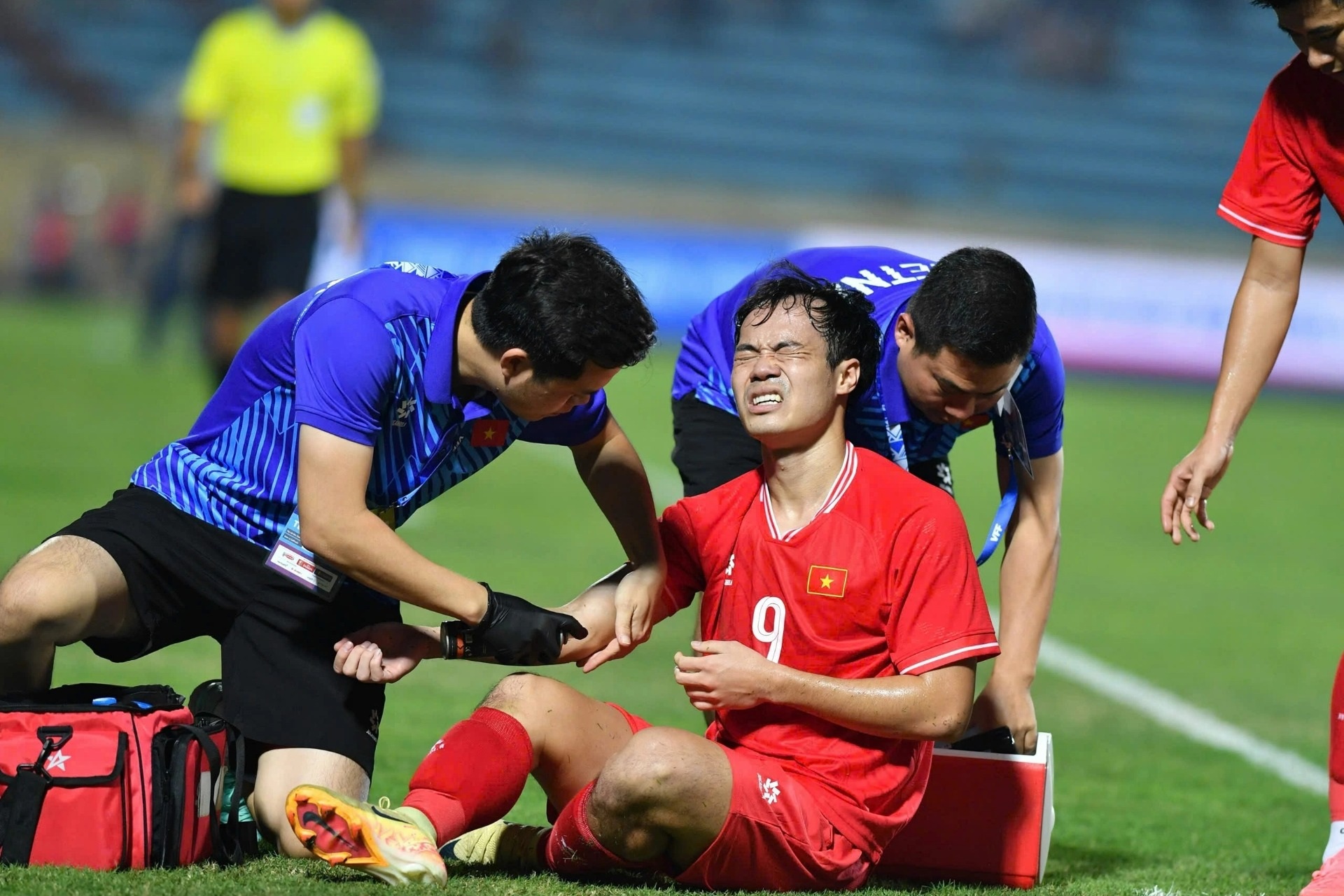 Tiền đạo Văn Toàn chấn thương, HLV Kim Sang Sik có lý do để đau đầu