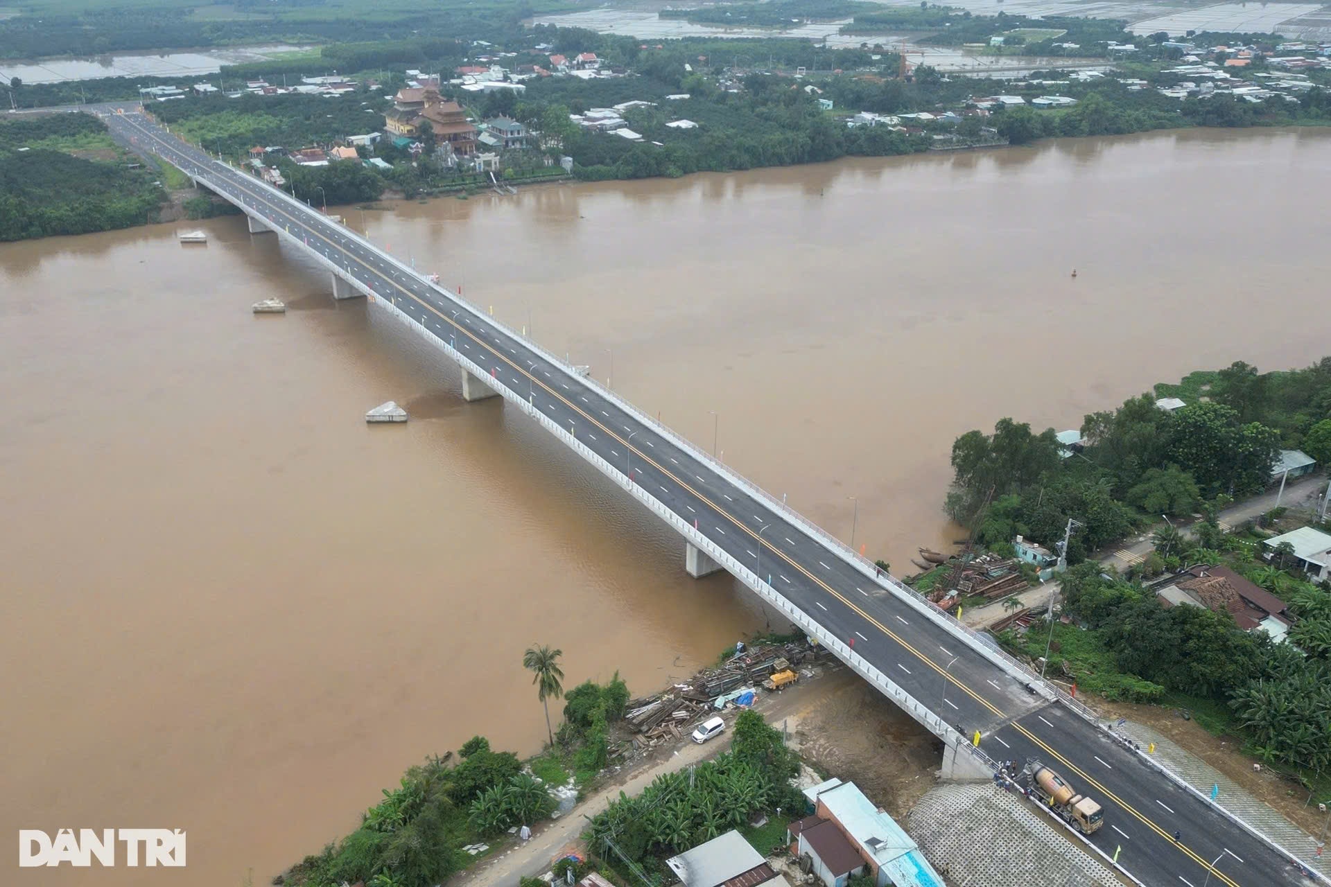 Cầu Bạch Đằng 2 ở Bình Dương đã thông xe nhưng đường dẫn chưa hoàn thiện