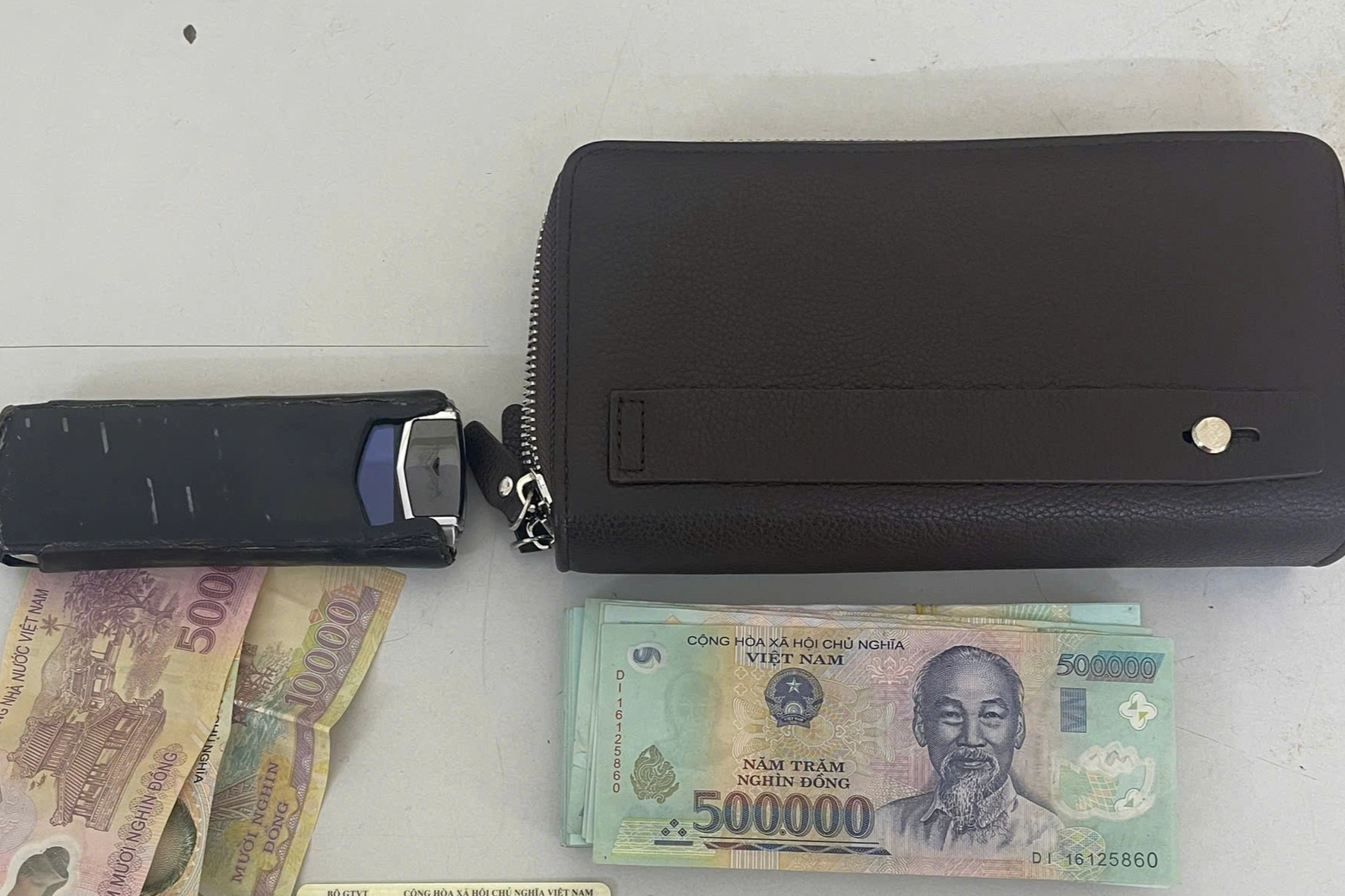 Chiếc Vertu rơi bên đường tìm lại được chủ nhân