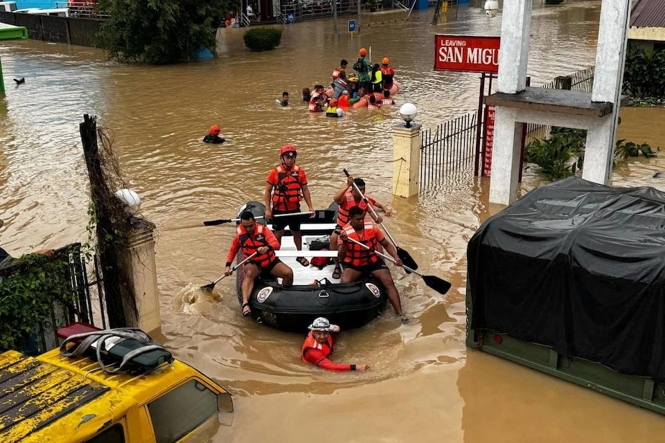 Bão Trà Mi tàn phá Philippines, ít nhất 26 người chết