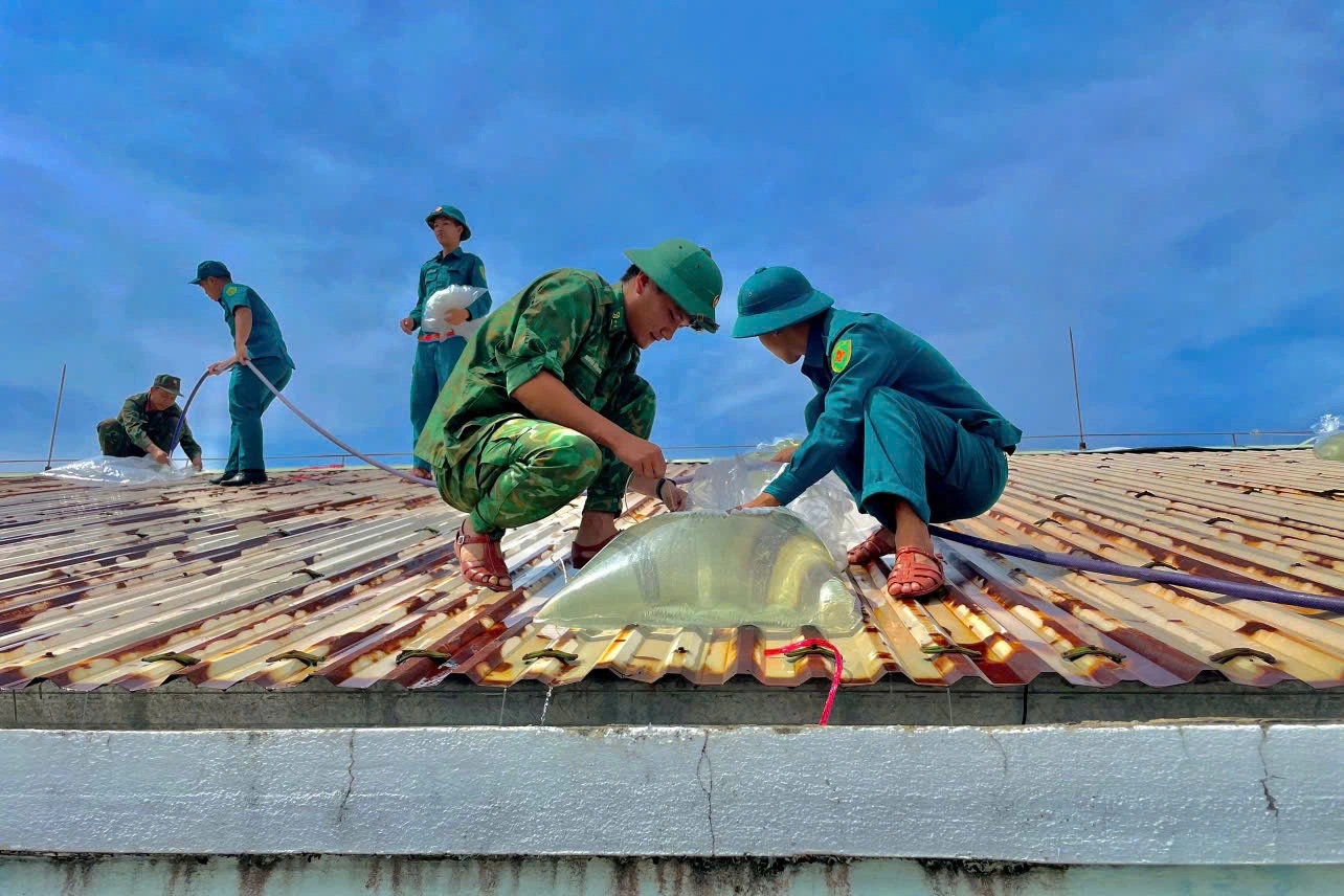 Hối hả chằng chống nhà cửa đón bão Trà Mi