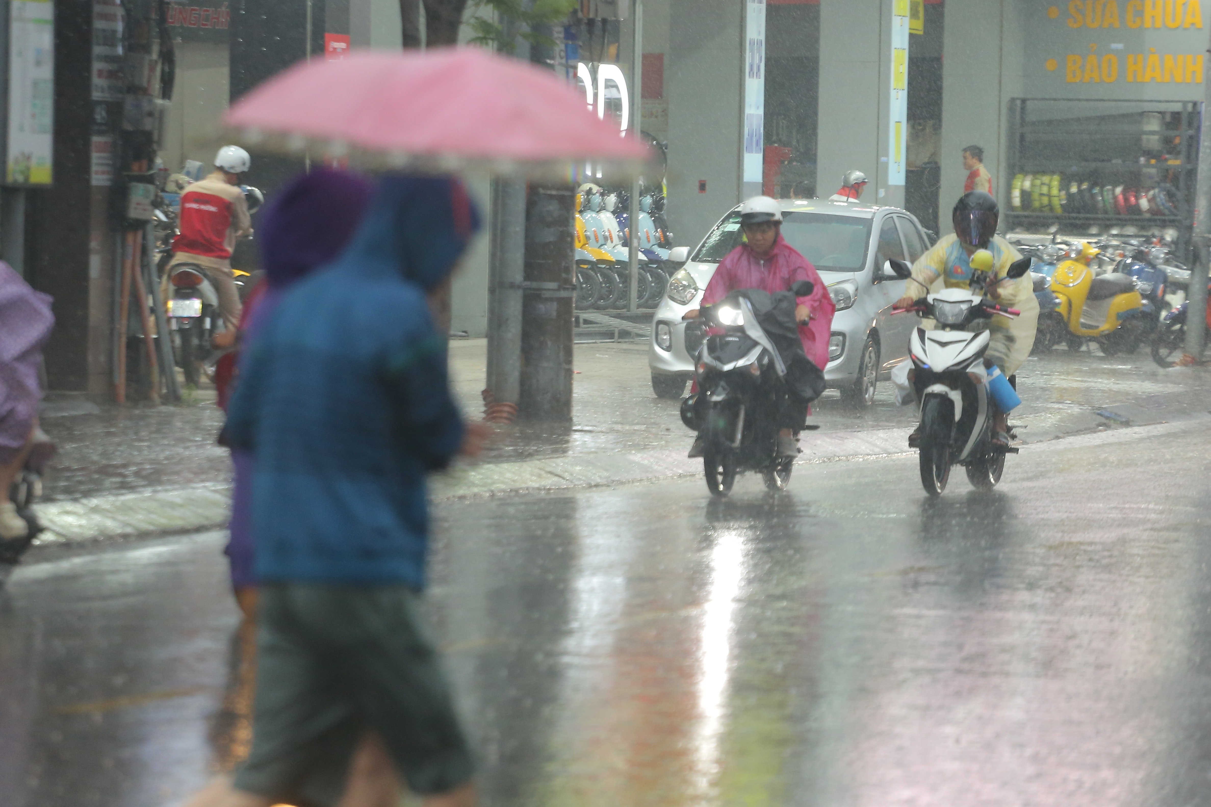 TPHCM mưa lớn sáng cuối tuần do ảnh hưởng bão Trà Mi