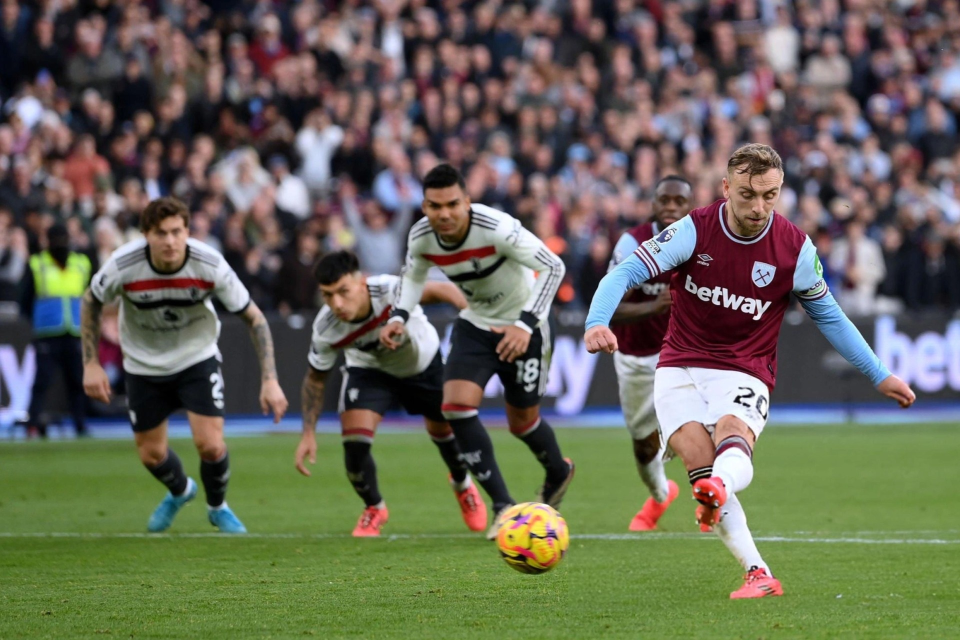 Man Utd thua West Ham bởi quả phạt đền gây tranh cãi