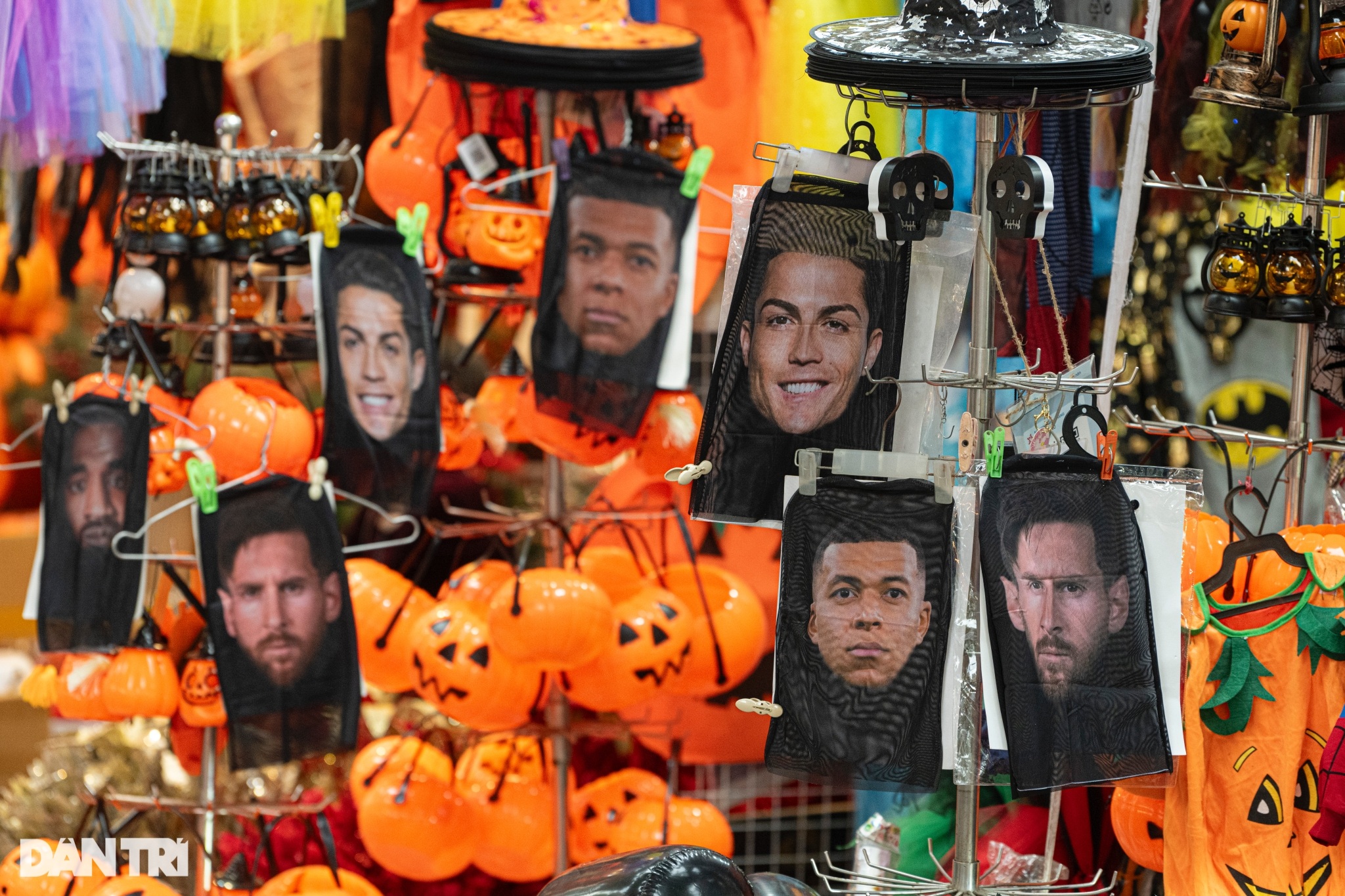 Mặt nạ Ronaldo, Messi "khuấy đảo" phố Hàng Mã mùa Halloween