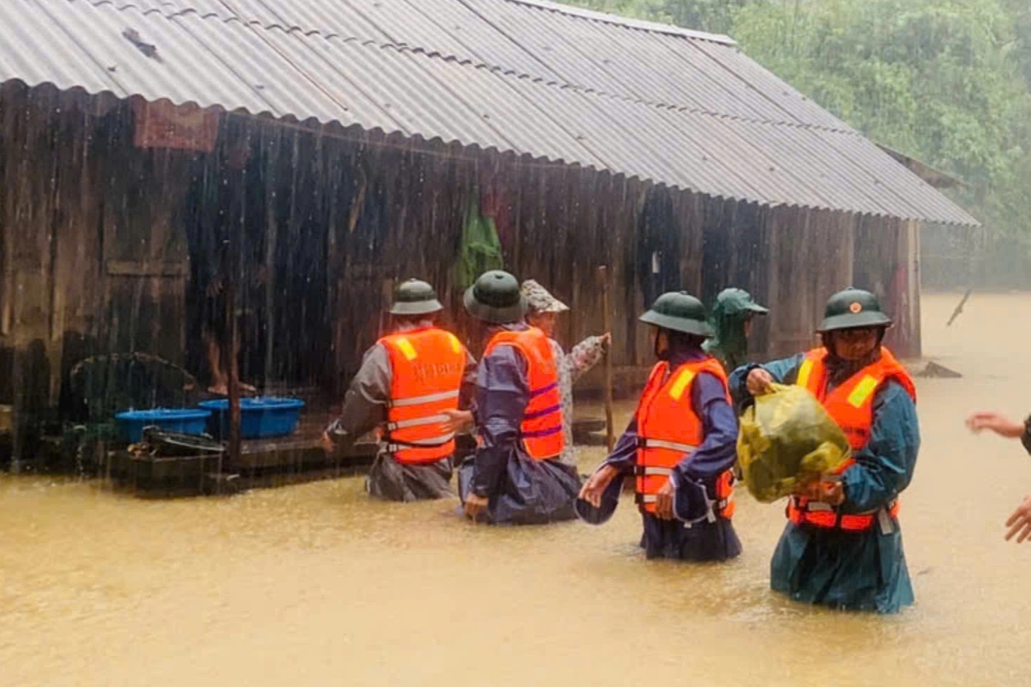 Giúp dân chạy lũ, nam thanh niên xung kích bị nước cuốn trôi