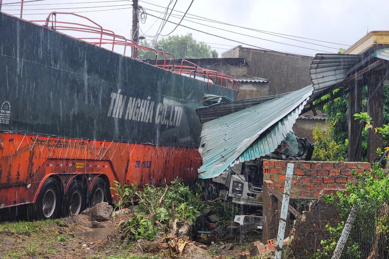 Container mất lái lao thẳng vào nhà dân