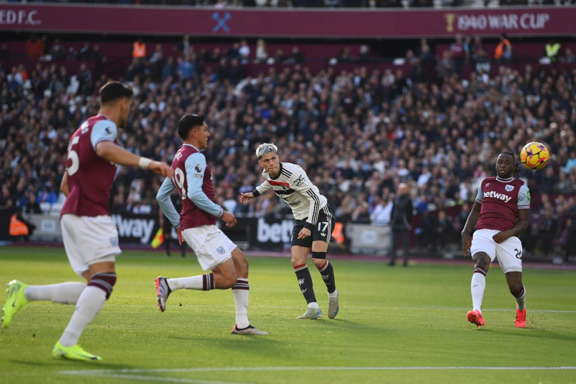 West Ham 0-0 Man Utd (hiệp 1): Dalot bỏ lỡ khó tin