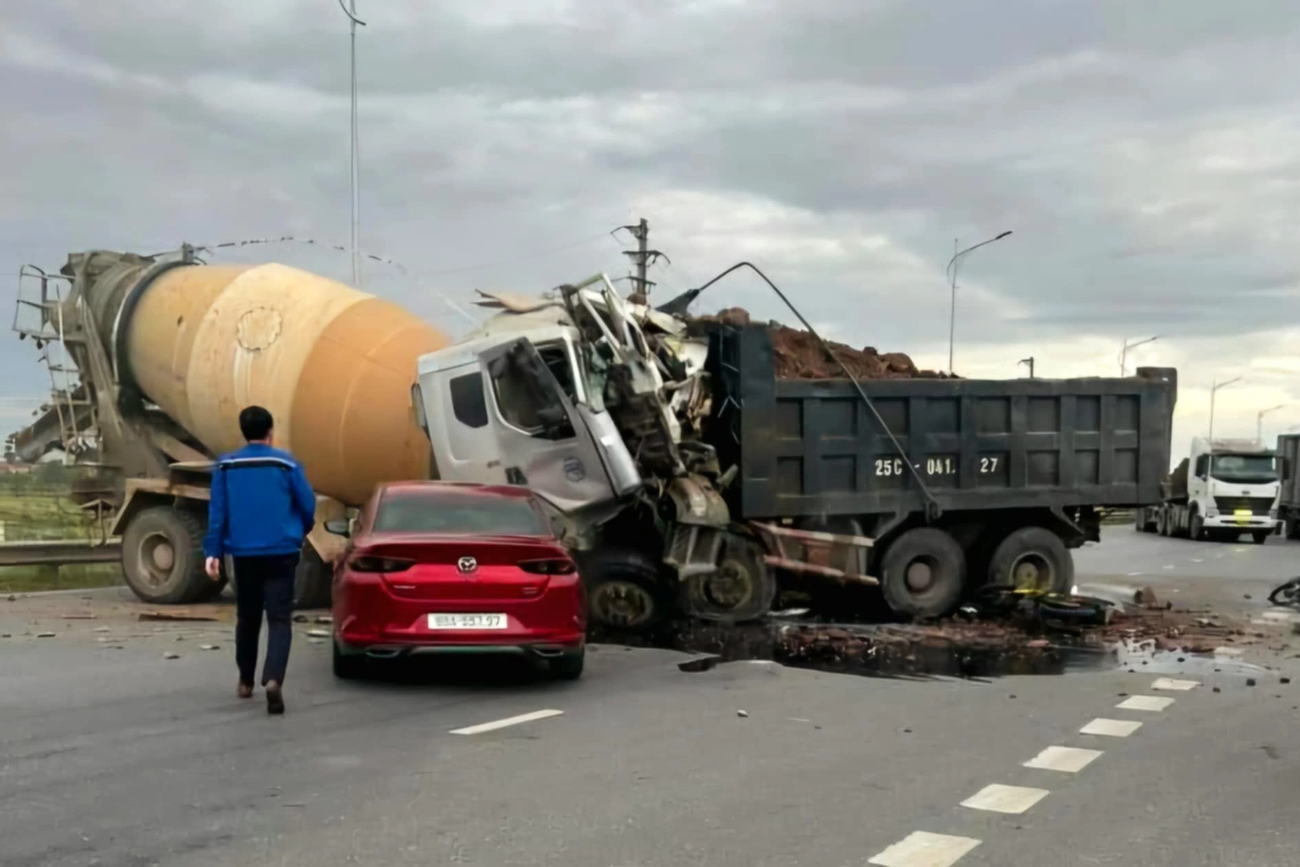 Vụ tai nạn liên hoàn 6 xe ở Bắc Ninh: 2 tài xế tử vong