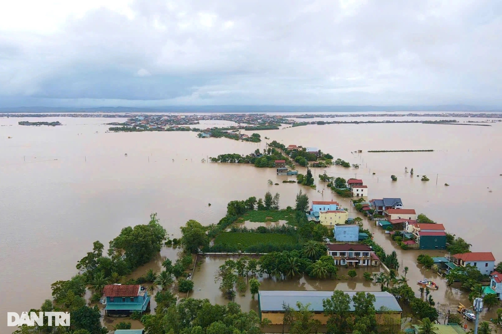 Nước lũ dâng cao "nhấn chìm" nhiều làng mạc