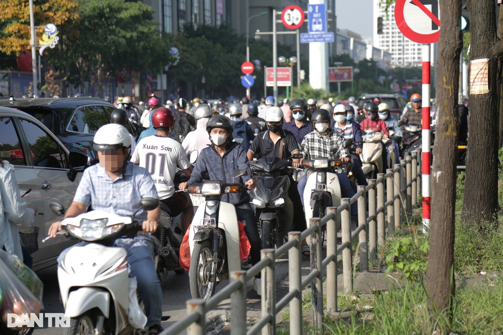 Xe máy leo đường cấm, đi ngược chiều ở Hà Nội: Vắng CSGT là vô tư vi phạm