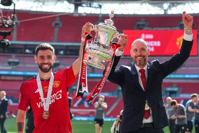 HLV Ten Hag chia tay Man Utd đầy xúc động, Fernandes tri ân thầy cũ