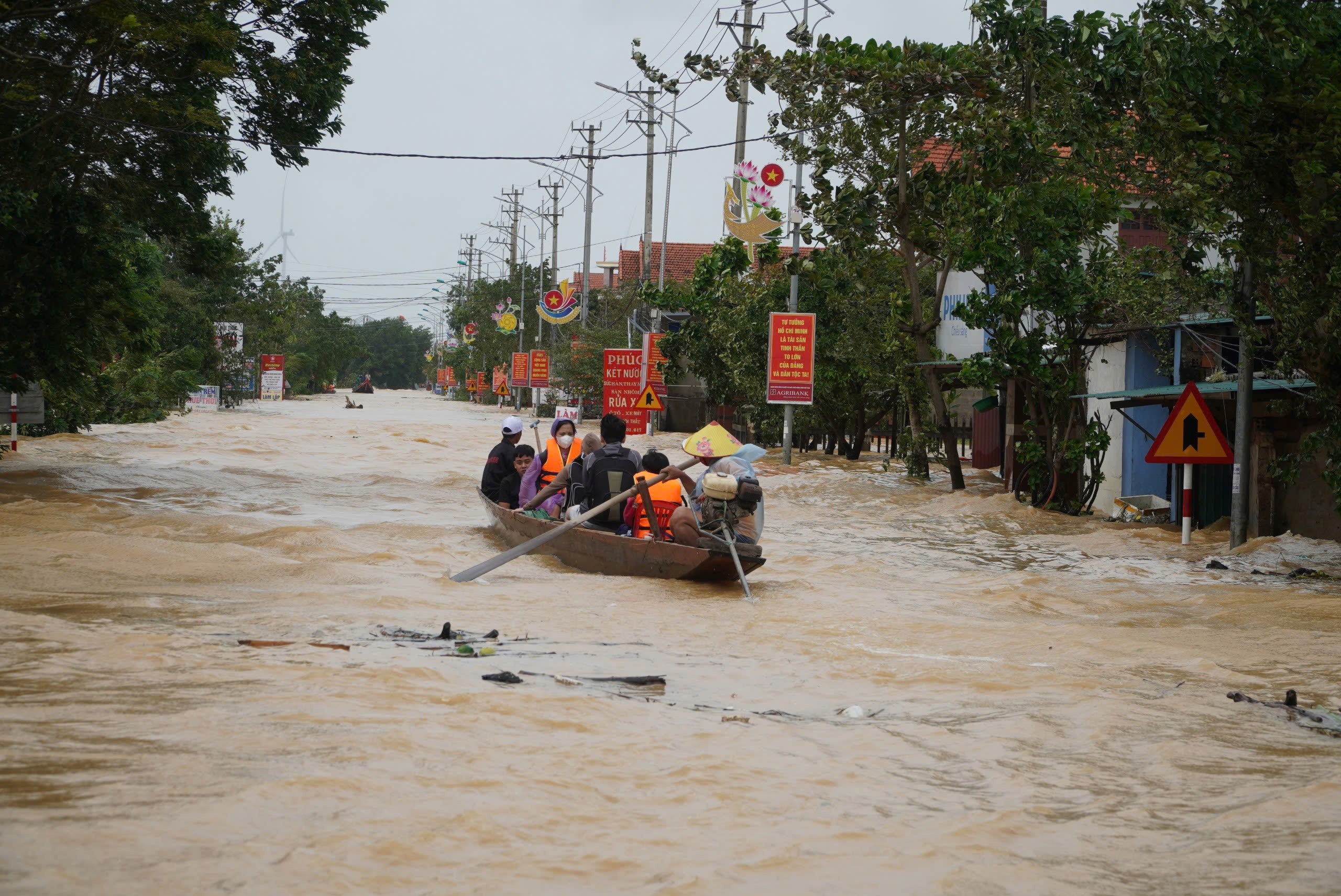 Tìm thấy người đàn ông mất tích do lật đò trong lũ ở Quảng Bình