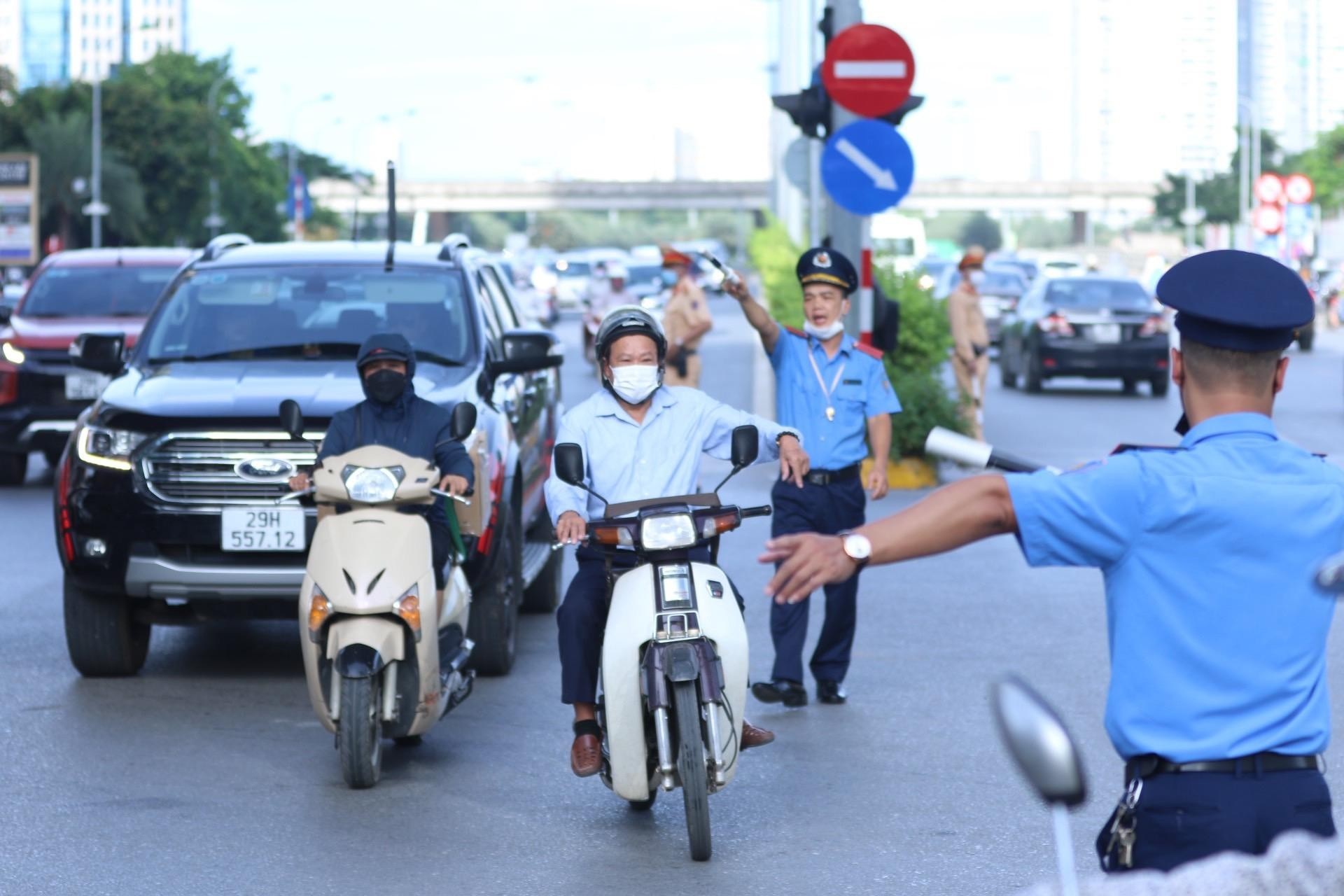 Bốn tổ công tác mới thành lập ở Hà Nội có được xử phạt vi phạm giao thông?