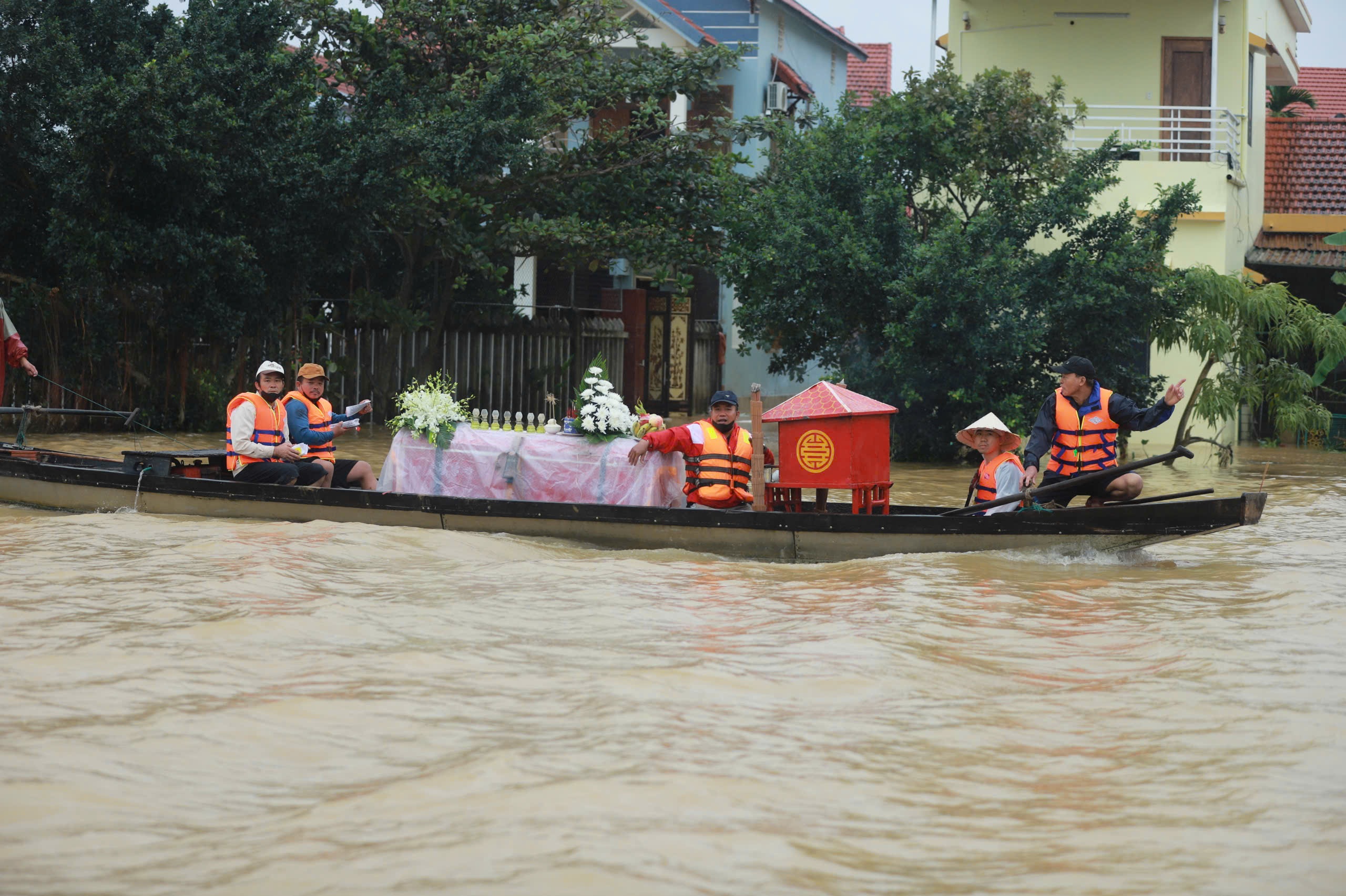 Những đám tang trong lũ, dùng thuyền chở quan tài đi an táng